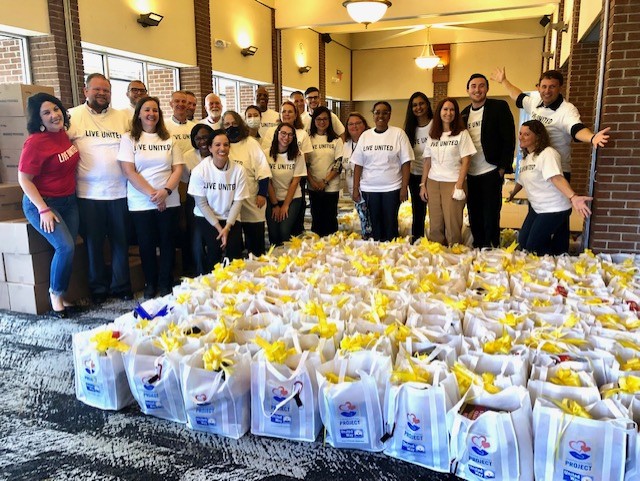 UCFGov's tweet photo. @UCF was proud to serve as the location partner for the @hfuw #ThanksgivingProject ⚔️🦃Volunteers packed 1,800 meal kits for distribution to families in need in the #CentralFlorida area.
Find your opportunity to volunteer today 👉 https://t.co/vPQvPCkBcV
#LiveUnited #ChargeOn https://t.co/afPRhlSasm