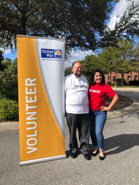 UCFGov's tweet photo. @UCF was proud to serve as the location partner for the @hfuw #ThanksgivingProject ⚔️🦃Volunteers packed 1,800 meal kits for distribution to families in need in the #CentralFlorida area.
Find your opportunity to volunteer today 👉 https://t.co/vPQvPCkBcV
#LiveUnited #ChargeOn https://t.co/afPRhlSasm
