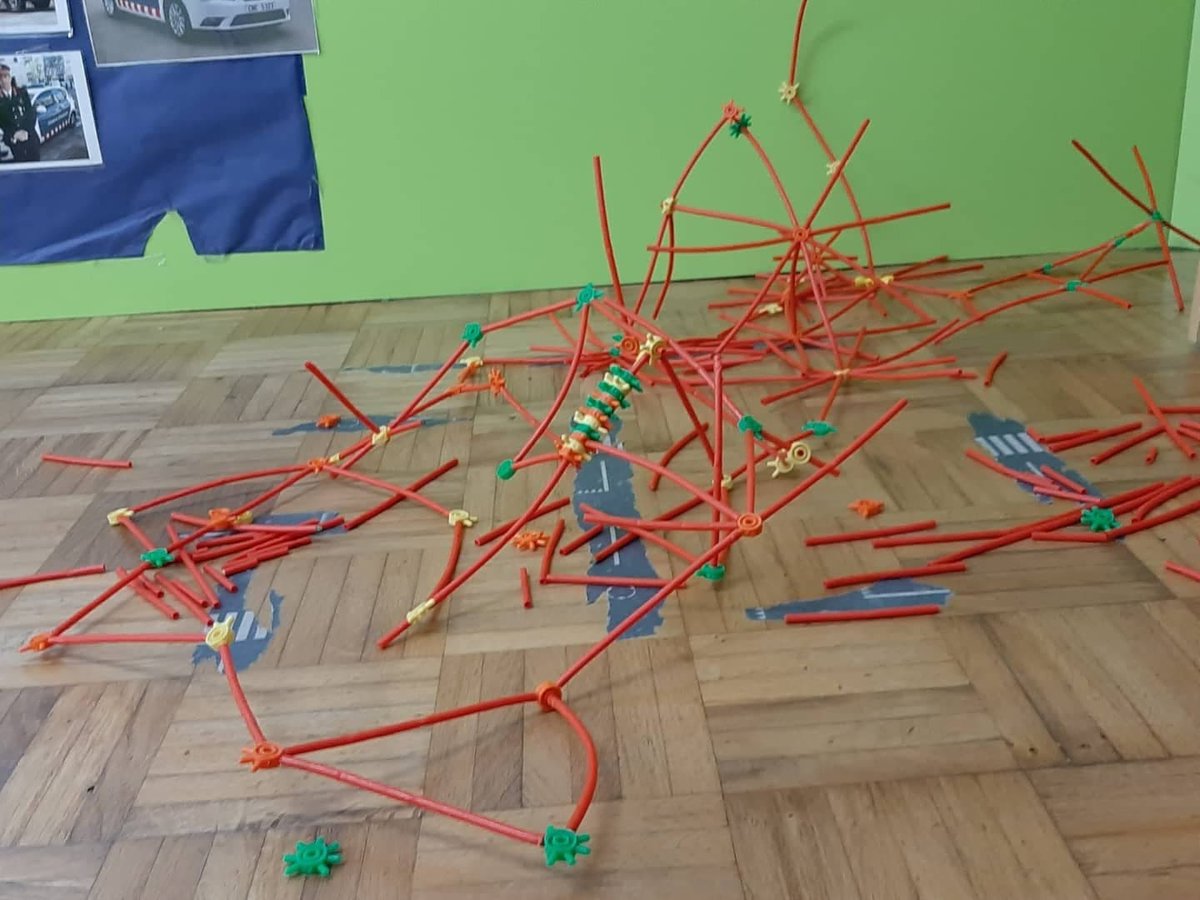 epiasabadell's tweet photo. CREATIVITAT I DIVERSIÓ
Aprenem jugant de manera creativa: fem invents, construïm arquitectures imaginàries, disfrutem amb les fulles de la tardor, fem ioga,…
#TEMPSMIGDIAPIASABADELL
#ESCOLAPIASABADELL https://t.co/aBbctujYzK