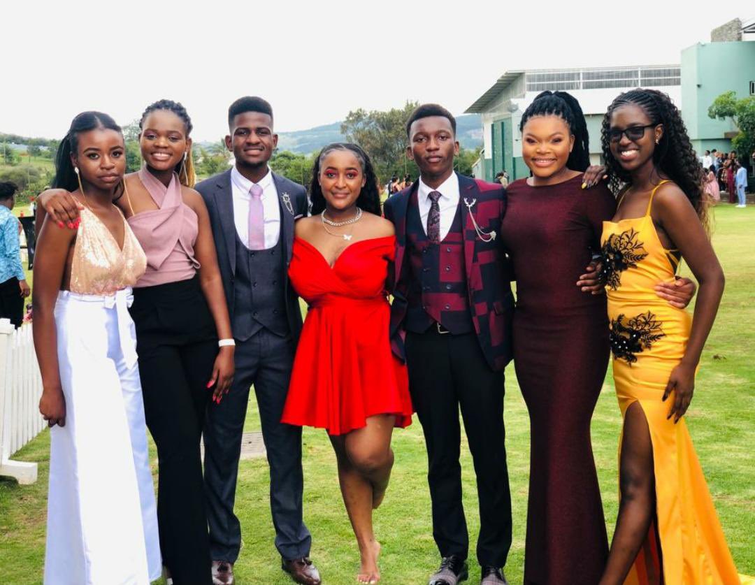 leadership_star's tweet image. STARs of The Week 

We celebrate the  first cohort of SLA Alumni #Classof2019, who were studying for their IB Diploma and recently graduated from @WaterfordUWCSA. Super proud of you STARs 🌟 

#starleaders
#raisingafricasfutureleaders
#starsoftheweek