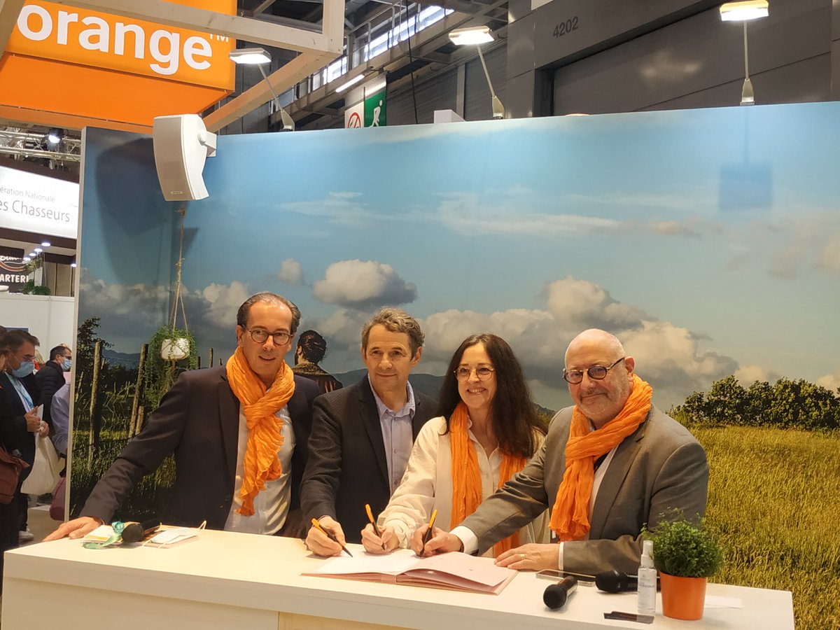 lacitedudesign's tweet photo. [Partenariat] 👏🏽@OrangeAuRA s’engage de nouveau aux côtés de @lacitedudesign et signe une convention de partenariat #BiennaleDesign22. 
#SMCL2021 @orange
#innovation #design #numerique #saintetienne https://t.co/jcBhsDBo7J