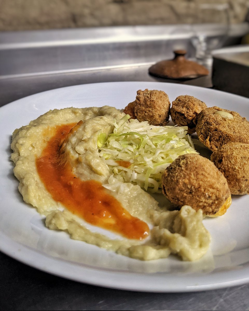 eduard0ponto's tweet photo. Oi! Eu sou o Edu e eu faço uma sobremesas cabulosas, além de pratos vegetarianos, pescados, massas, pães e muito mais.

Tô voltando pra São Luís depois de uma temporada em Atins e dessa vez n tenho como vender meu rango autonomamente

Me ajuda com teu RT a achar um freela? ;) https://t.co/IsmeOlEBlP