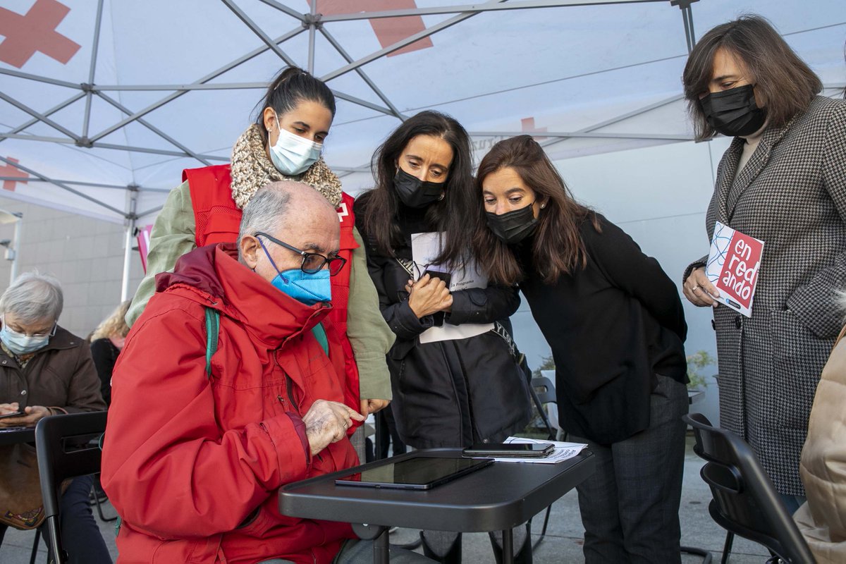 ConcelloCoruna's tweet photo. 📱 O Concello colabora coa Cruz Vermella para achegar as últimas tecnoloxías ás persoas maiores

🗓️ O proxecto ‘Enredando’ desenvolverase en oito barrios ata o 30 de decembro cunha unidade móbil que conta con materiais de última xeración

Máis info 👇

https://t.co/Mh4iWCxVlU https://t.co/EwfDEAFOqn