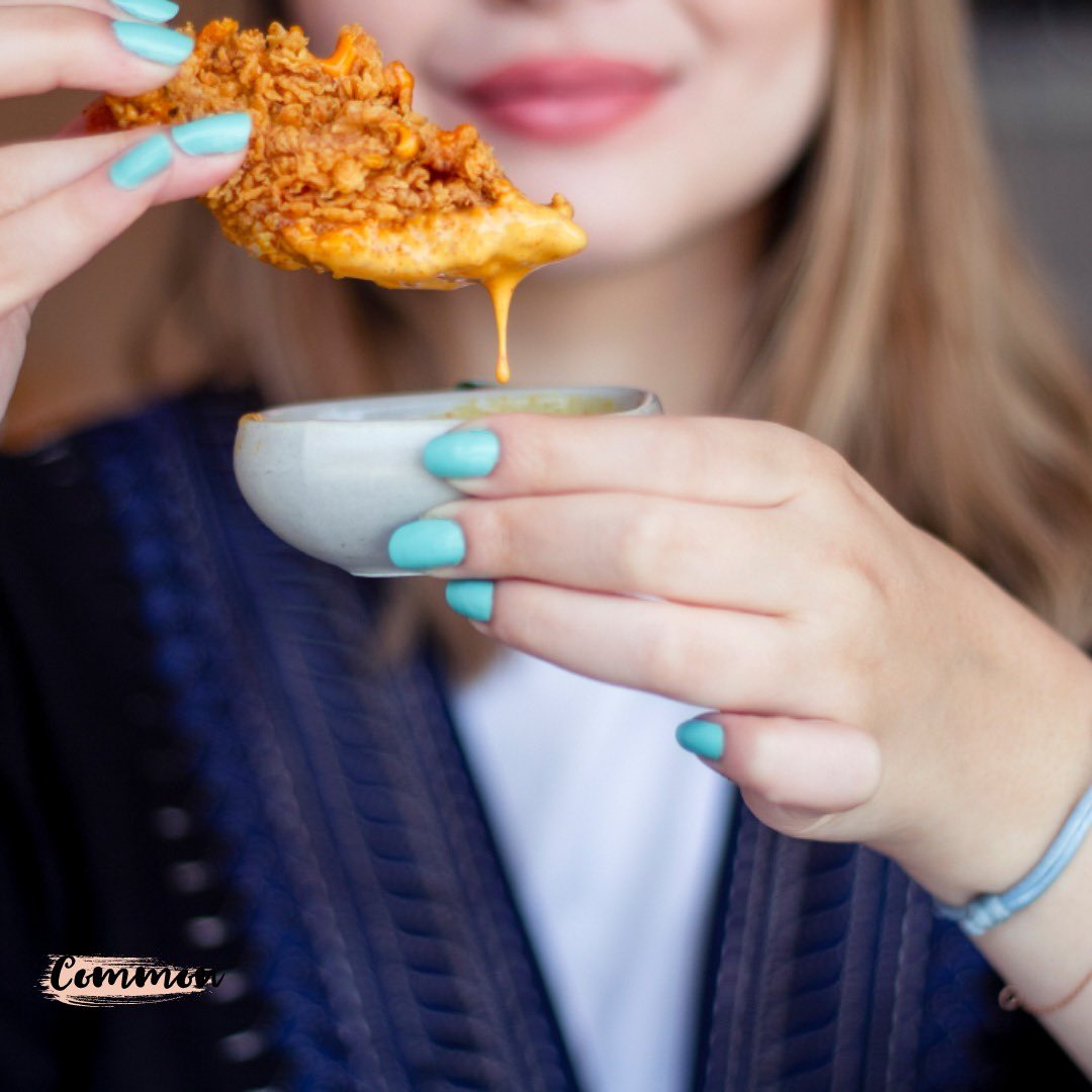 common_ksa's tweet photo. The best buffalo chicken strips🔥

عادي عندكم القرمشة👀؟؟؟

#riyadhrestaurants #common #مطاعم_الرياض #كومن https://t.co/gZGvFnLcvp