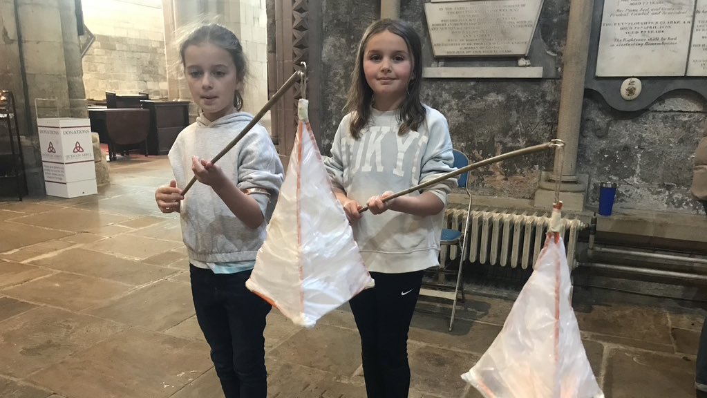 📢 TOMORROW! Start your weekend with the #HexhamLanternParade!✨ 

Join the parade from 6pm, listen to live music from <a href="/Baghdaddies/">Baghdaddies</a> in the marketplace, enjoy late night shopping, hot drinks and food! More info: queenshall.co.uk/events/lantern…

#HistoricHighStreets #hexhamhshaz