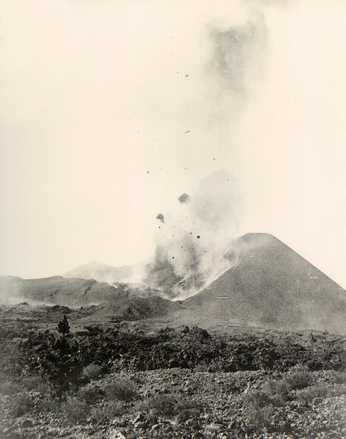 Hoy 18 de Noviembre, se cumplen 112 años del comienzo de la erupción volcánica de El Chinyero, la última en #Tenerife Duró 10 días pero fue precedida por 2 años de sismicidad sentida en la isla (¿cómo hubiera sido el catálogo sísmico con una red sísmica actual?) Dentro hilo: