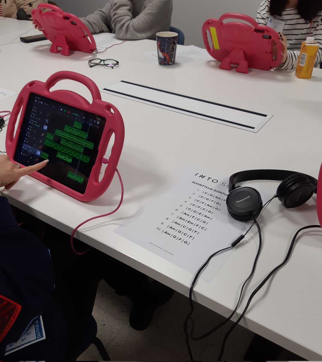 digipointvantaa's tweet photo. Tänään pajalaiset pääsivät tekemään musiikkia yhteistyössä @IntoMusic_ kanssa. Huomenna jatketaan! #digipoint #6aika #vantaankaupunki https://t.co/mnxwfjSpEF