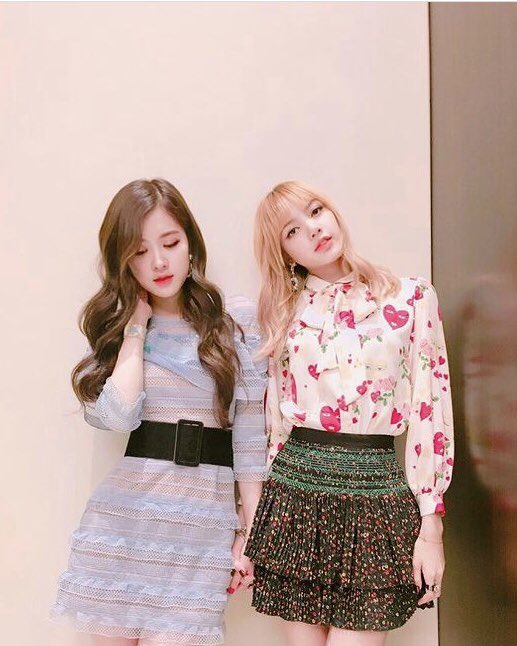 chaelisaonli's tweet photo. #LOVEHERR (chaelisa, 2017)

#로제 #ROSÉ #리사 #LISA #chaelisa https://t.co/QOnucYnarA