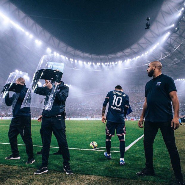 footsur7fr's tweet image. 📸 L’enfer du Vélodrome 🔥😳

#PSG #OM #Neymar (@arnaudbml)