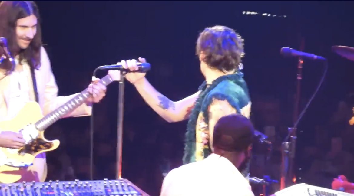 ibestloulivia's tweet photo. podemos apreciar la cara de mitch cuando empezó a sonar medicine? https://t.co/L1Li3GVc5L