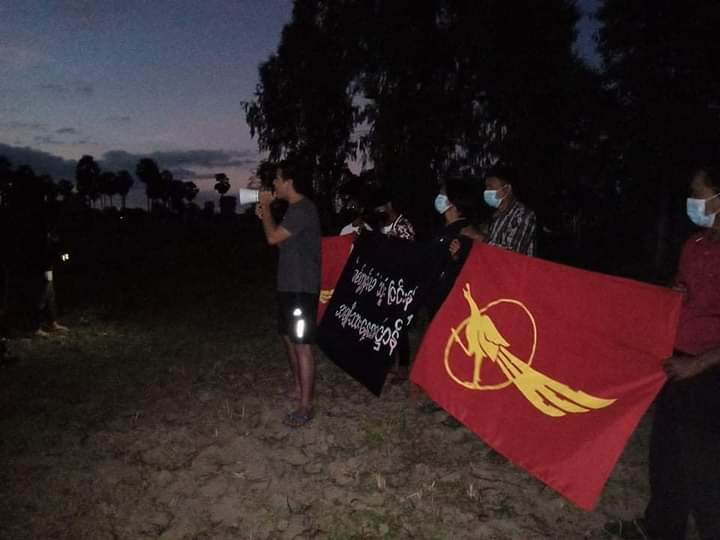 b3rry_y's tweet photo. Night strike was rallied to overthrow the Military Dictatorship in Latpadaung.

LEGALIZATION OF NUG
#WhatsHappeningInMyanmar
#Nov18Coup https://t.co/YEXxuldHfR