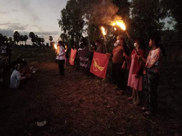 b3rry_y's tweet photo. Night strike was rallied to overthrow the Military Dictatorship in Latpadaung.

LEGALIZATION OF NUG
#WhatsHappeningInMyanmar
#Nov18Coup https://t.co/YEXxuldHfR