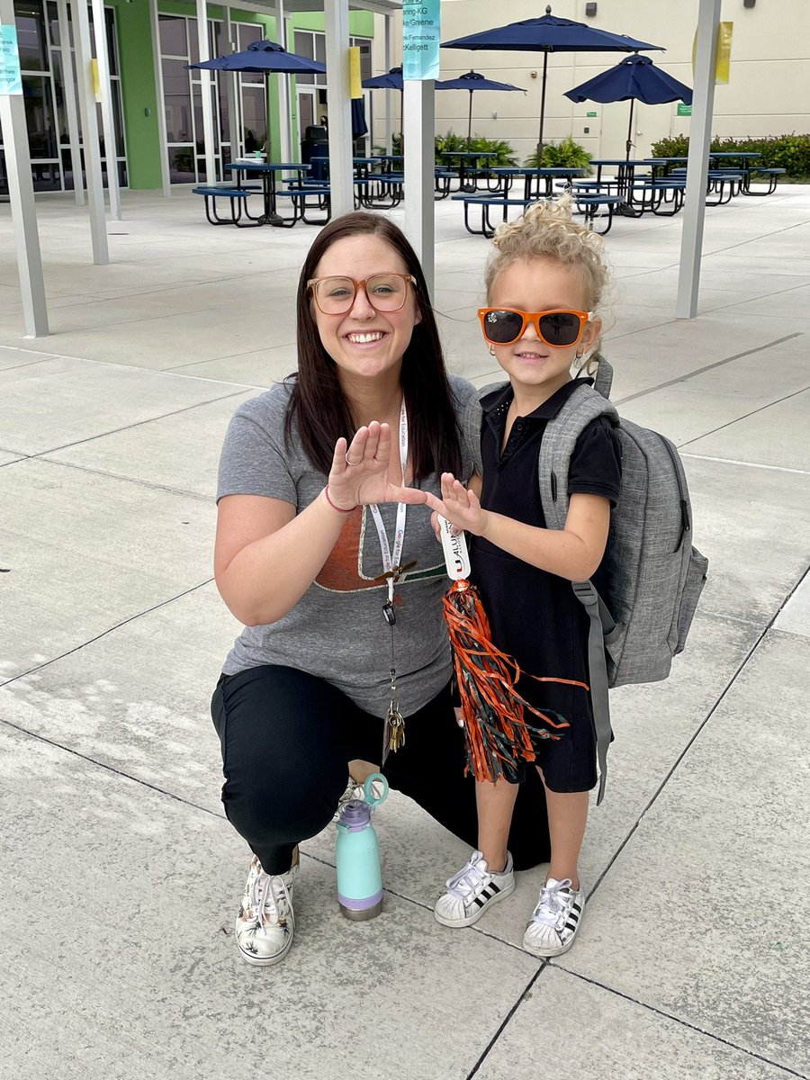 If you guessed I would be reppin’ the 🙌🏼 then U were right! This little gal and I are wishing our faves a happy senior weekend! @Carter_Fame @CanesFootball #spiritweek #thankfulforFlorida ✌🏻