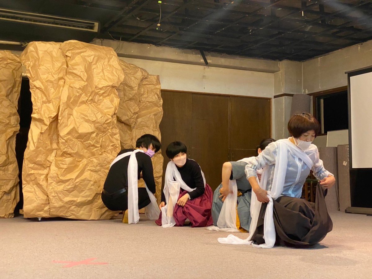 kamimote's tweet photo. 今日はキャスト全員でダンスシーンを稽古したよ〜。振付には山田珠実さんをお迎えしております！珠実さんの動きの俊敏さよ！あんな風に動きたい！！

「岩戸山ミステリー2021」
日程：12月4日（土）〜5日（日）
🔻チケット取扱🔻
https://t.co/JUQWwevsHI
#ユ���ット美人
#岩戸山ミステリー https://t.co/RZWsskEhad