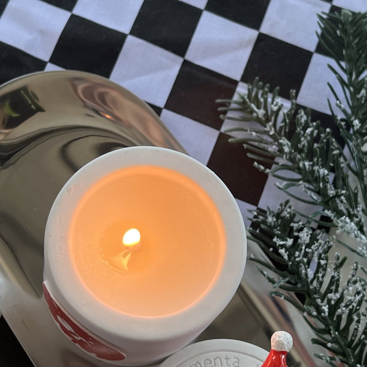 It’s beginning to look a lot like Christmas คือไม่เกินจริง ลุงซานต้าน่ารักชุบแป้งทอด ใดๆคือเขาเป็นฝาปิดเทียนหอมข้างๆ มาคู่กัน โคตรน่ารักแง เอ็นดู🎅🏼🎄✨