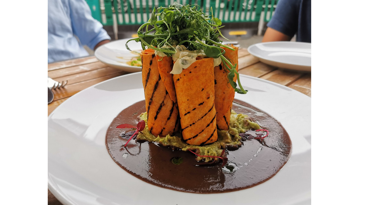 PlantShift's tweet photo. Doesn't this look good?
Tortillas: filled with sweet potato, corn, coriander, spring onion, & chilli, served with black bean & chipotle puree, guacamole, sour cream.
#LoveLivingVegan #eatingout #vegan #plantbased #VeganOptionsEverywhere #notsalad https://t.co/6rZQx1OB5F