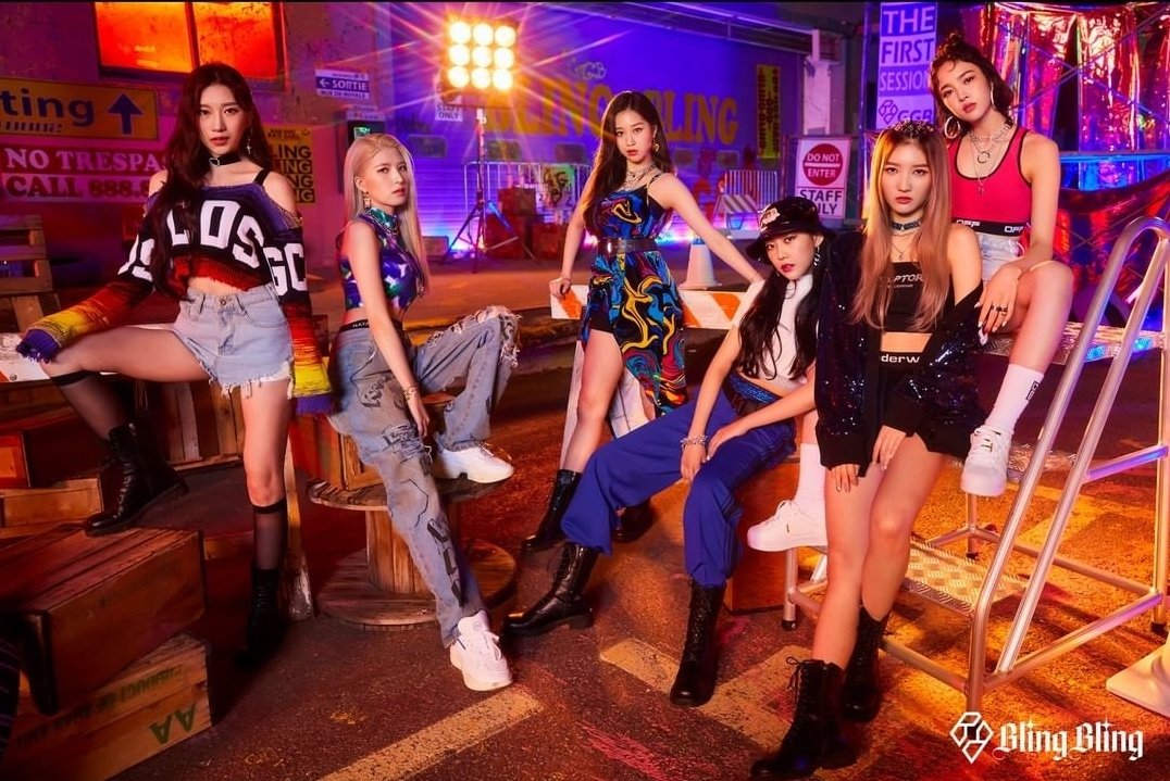 thelast_me's tweet photo. 💘 Happy belated 1st anniversary Bling Bling 💘
#BlingBling_Week
#1anniversary
#BlingBling #블링블링 #Cha_JuHyun #차주현 #Ayamy #아야미 #Choi_JiEun #최지은 #Marin #마린 #Narin #나린 #Yubin #유빈
@blingbling_new https://t.co/FWXJbpCSsg