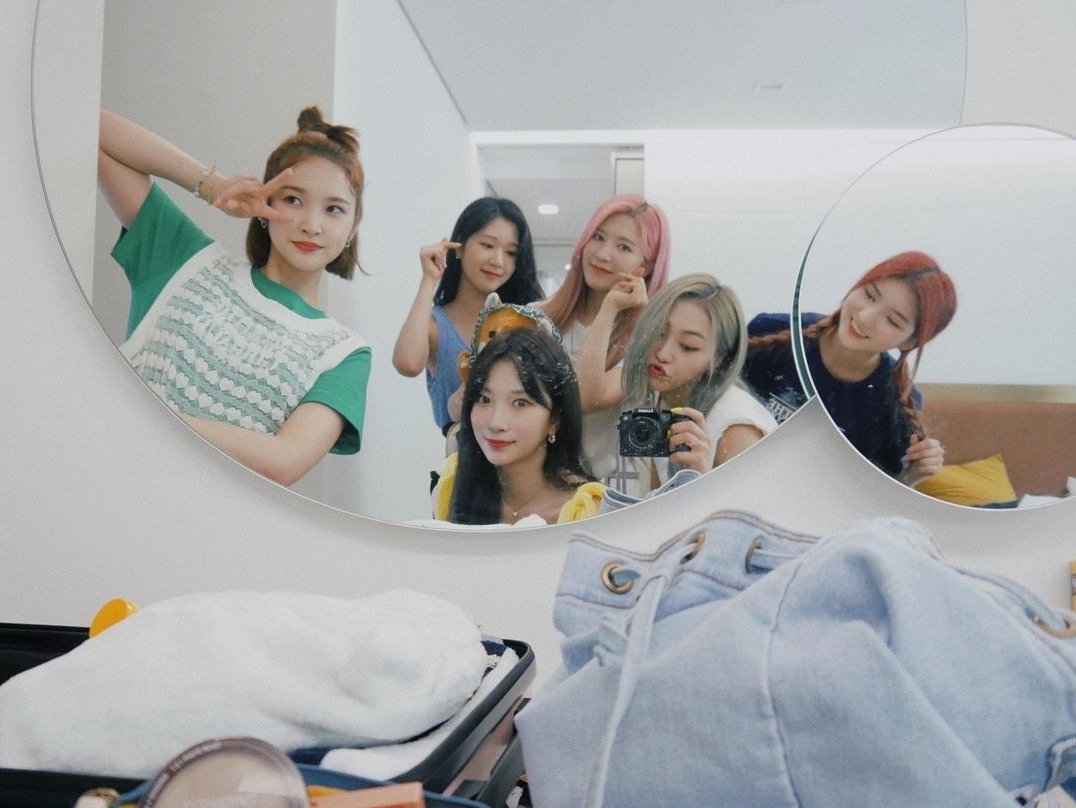 thelast_me's tweet photo. 💘 Happy belated 1st anniversary Bling Bling 💘
#BlingBling_Week
#1anniversary
#BlingBling #블링블링 #Cha_JuHyun #차주현 #Ayamy #아야미 #Choi_JiEun #최지은 #Marin #마린 #Narin #나린 #Yubin #유빈
@blingbling_new https://t.co/FWXJbpCSsg