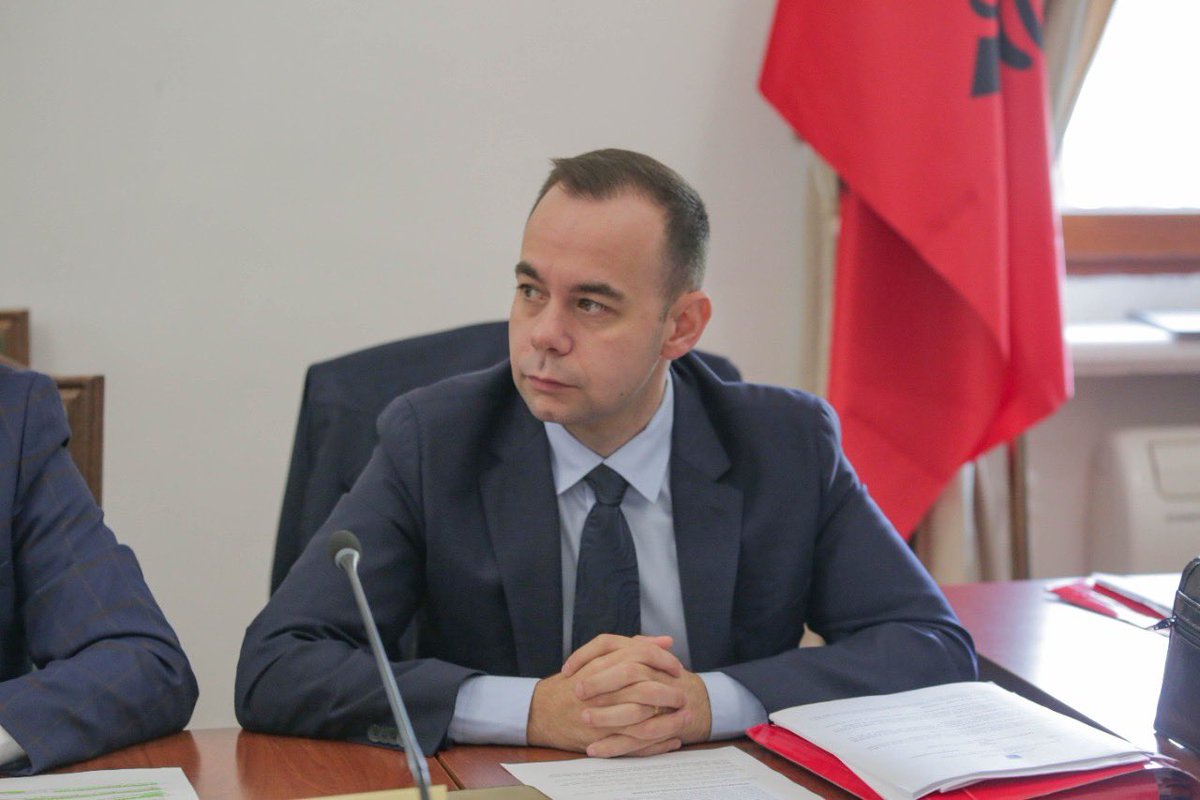 ABllako's tweet photo. 👉🏻 #Buxheti2022 📈 u miratua nen për nen e në tërësi në Komisionin e Veprimtarive Prodhuese &amp; në atë të Ligjeve. 
Përgjegjësi e kënaqësi të isha relatori, ku me kolegët kemi diskutuar nevojat e kërkesat për një buxhet gjithëpërfshirës.
👨‍👩‍👧‍👦 Me vëmendjen te shërbimet ndaj qytetarëve https://t.co/P5aC226i8u