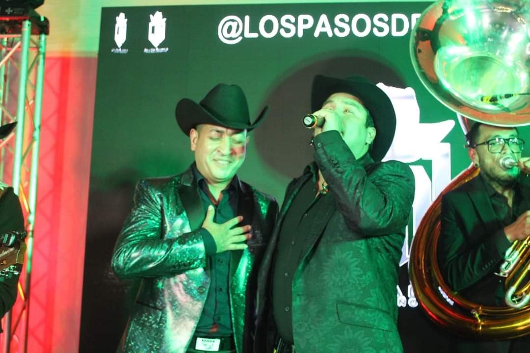 bandamboficial's tweet photo. Fotos con el Rey de la taquilla Julion Álvarez @pasosdejulion y su Norteño Banda. Momentos que marcan la vida de esta Banda Sinaloense la MB, 🇨🇴 un gesto de humildad que pocos artistas  tienen. Estas imágenes nos hace pensar que estamos haciendo música con el corazón 💛💙❤️ https://t.co/dbI7yNKVyP