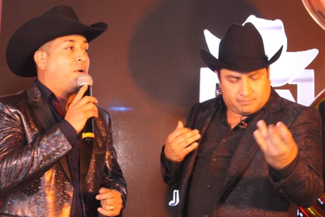 bandamboficial's tweet photo. Fotos con el Rey de la taquilla Julion Álvarez @pasosdejulion y su Norteño Banda. Momentos que marcan la vida de esta Banda Sinaloense la MB, 🇨🇴 un gesto de humildad que pocos artistas  tienen. Estas imágenes nos hace pensar que estamos haciendo música con el corazón 💛💙❤️ https://t.co/dbI7yNKVyP