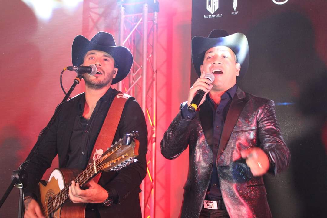bandamboficial's tweet photo. Fotos con el Rey de la taquilla Julion Álvarez @pasosdejulion y su Norteño Banda. Momentos que marcan la vida de esta Banda Sinaloense la MB, 🇨🇴 un gesto de humildad que pocos artistas  tienen. Estas imágenes nos hace pensar que estamos haciendo música con el corazón 💛💙❤️ https://t.co/dbI7yNKVyP