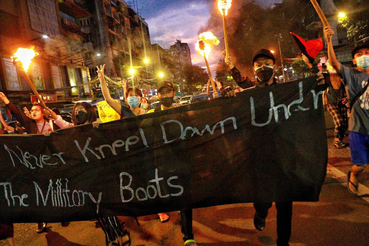 nn_khin's tweet photo. Night Strike by the bravest young activists from Yangon. "Never Kneel Down Under the Military Boots." #WhatsHappeningInMyanmar #Coup2021 #CrdMPA https://t.co/i1iKMD9vkc