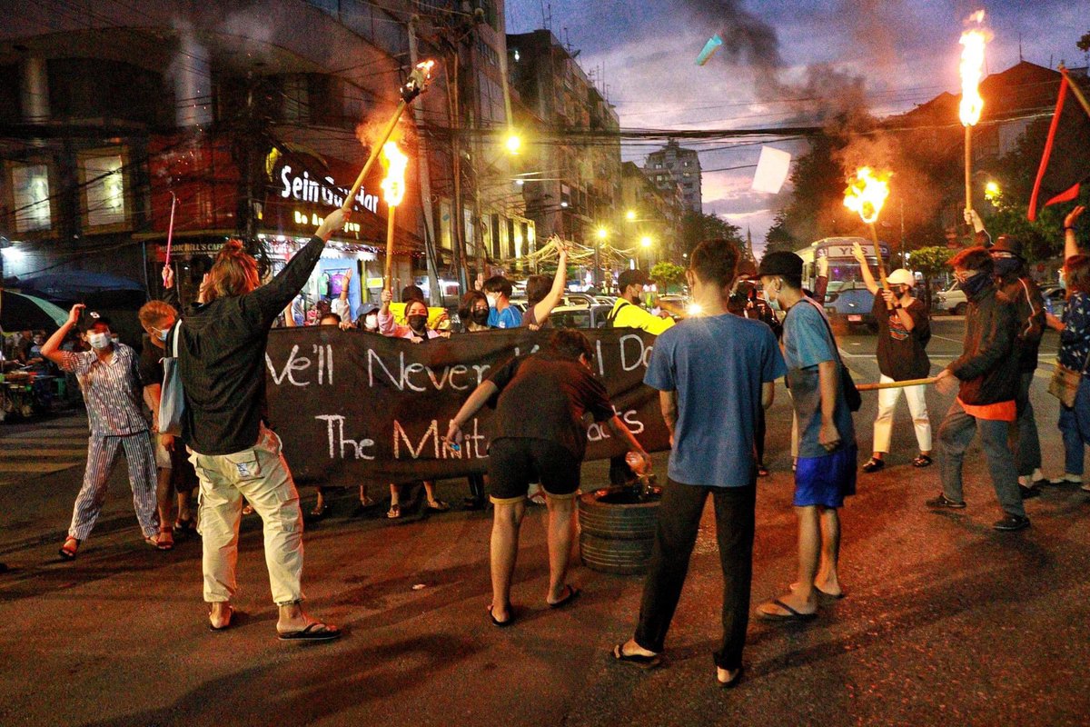 nn_khin's tweet photo. Night Strike by the bravest young activists from Yangon. "Never Kneel Down Under the Military Boots." #WhatsHappeningInMyanmar #Coup2021 #CrdMPA https://t.co/i1iKMD9vkc