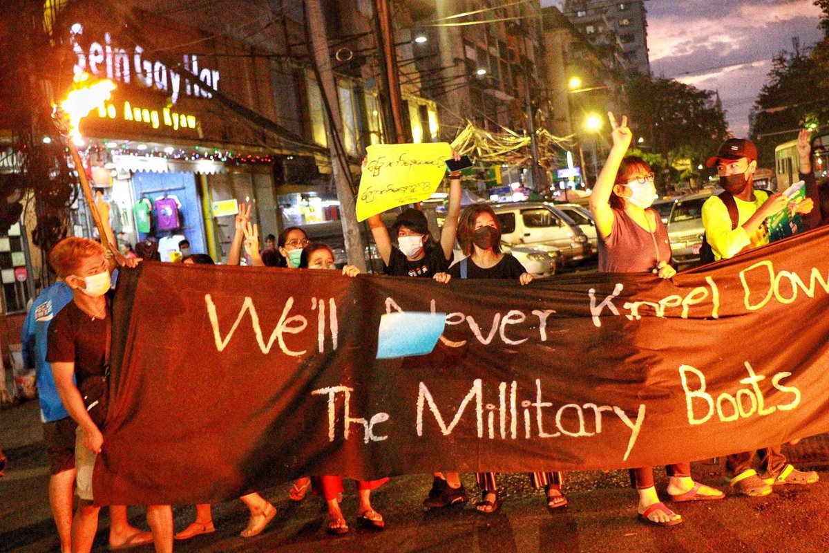 nn_khin's tweet photo. Night Strike by the bravest young activists from Yangon. "Never Kneel Down Under the Military Boots." #WhatsHappeningInMyanmar #Coup2021 #CrdMPA https://t.co/i1iKMD9vkc