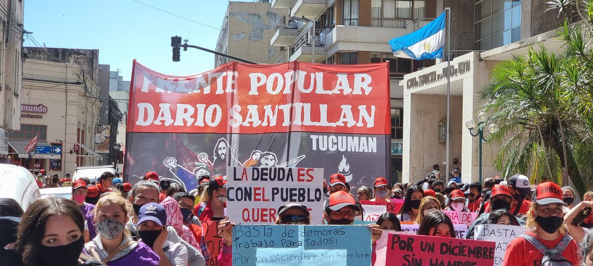 fpdstuc's tweet photo. Frente al @MDSTuc seguimos manifestando nuestras reivindicaciones de Pan y Trabajo para nuestro pueblo.
El ministro @gabiyedlin y @ChiquiNavarroOK ni siquiera nos abren la puerta para tener una audiencia después de 2 años de reclamos. Seguiremos en semanas venideras en las calles https://t.co/pTD35zUkO0