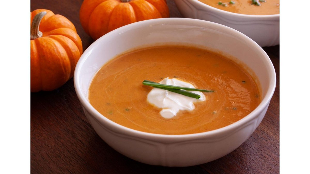 giangiskitchen's tweet photo. PUMPKIN GINGER SOUP
Velvety and savory, I love to offer this soup not only on a cold night but also at our Thanksgiving dinner. Served in small bowls, it is the perfect started to a great evening. https://t.co/PodeEFcZaK #fallcomfortfood #falldinnerrecipes https://t.co/a0t7janOc6