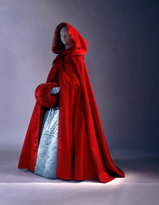 MadameGilflurt's tweet photo. Be the most #frockingfabulous Red Riding Hood ever in this 18th century cape. Drama, mamma! Via the Met. https://t.co/ahuMlluIbk