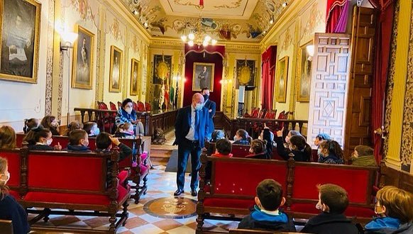 LoretoAntequera's tweet photo. Los alumnos de 2ºEP han visitado hoy el Ayuntamiento de Antequera. Nos ha recibido el Excmo. Alcalde Manuel Barón y los concejales Antonio García y Sara Ríos. 
Ha sido una visita muy interesante donde nos han contado algunos datos de interés de nuestro @AytoAntequera https://t.co/pSSR0jNQ5t