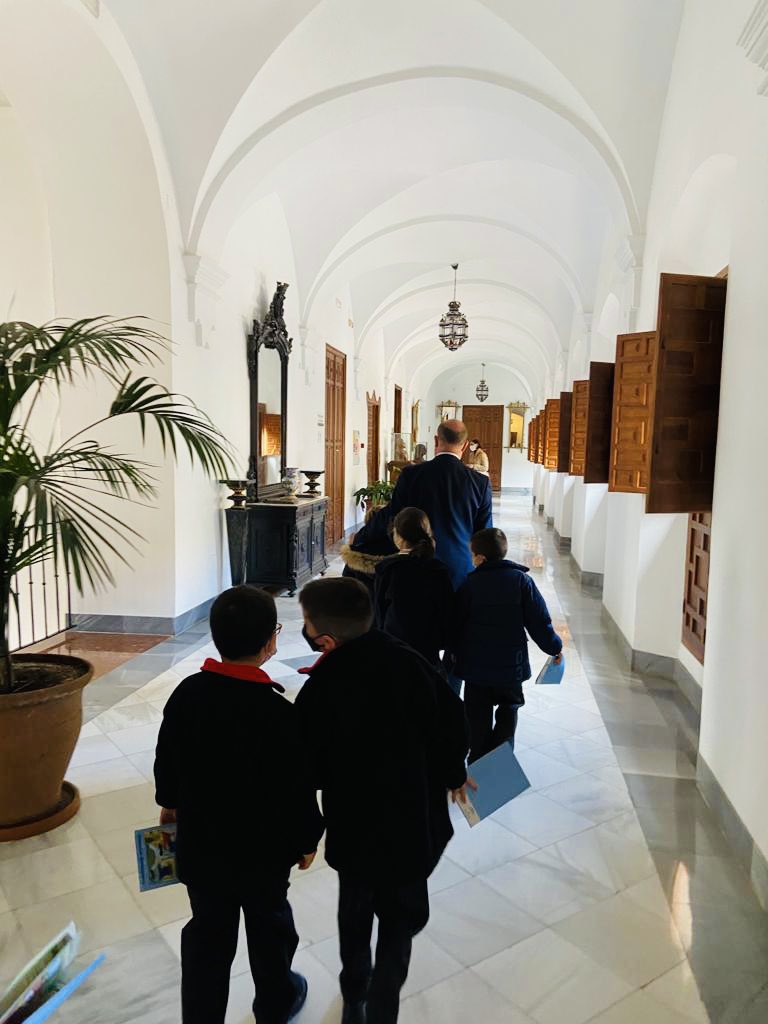 LoretoAntequera's tweet photo. Los alumnos de 2ºEP han visitado hoy el Ayuntamiento de Antequera. Nos ha recibido el Excmo. Alcalde Manuel Barón y los concejales Antonio García y Sara Ríos. 
Ha sido una visita muy interesante donde nos han contado algunos datos de interés de nuestro @AytoAntequera https://t.co/pSSR0jNQ5t