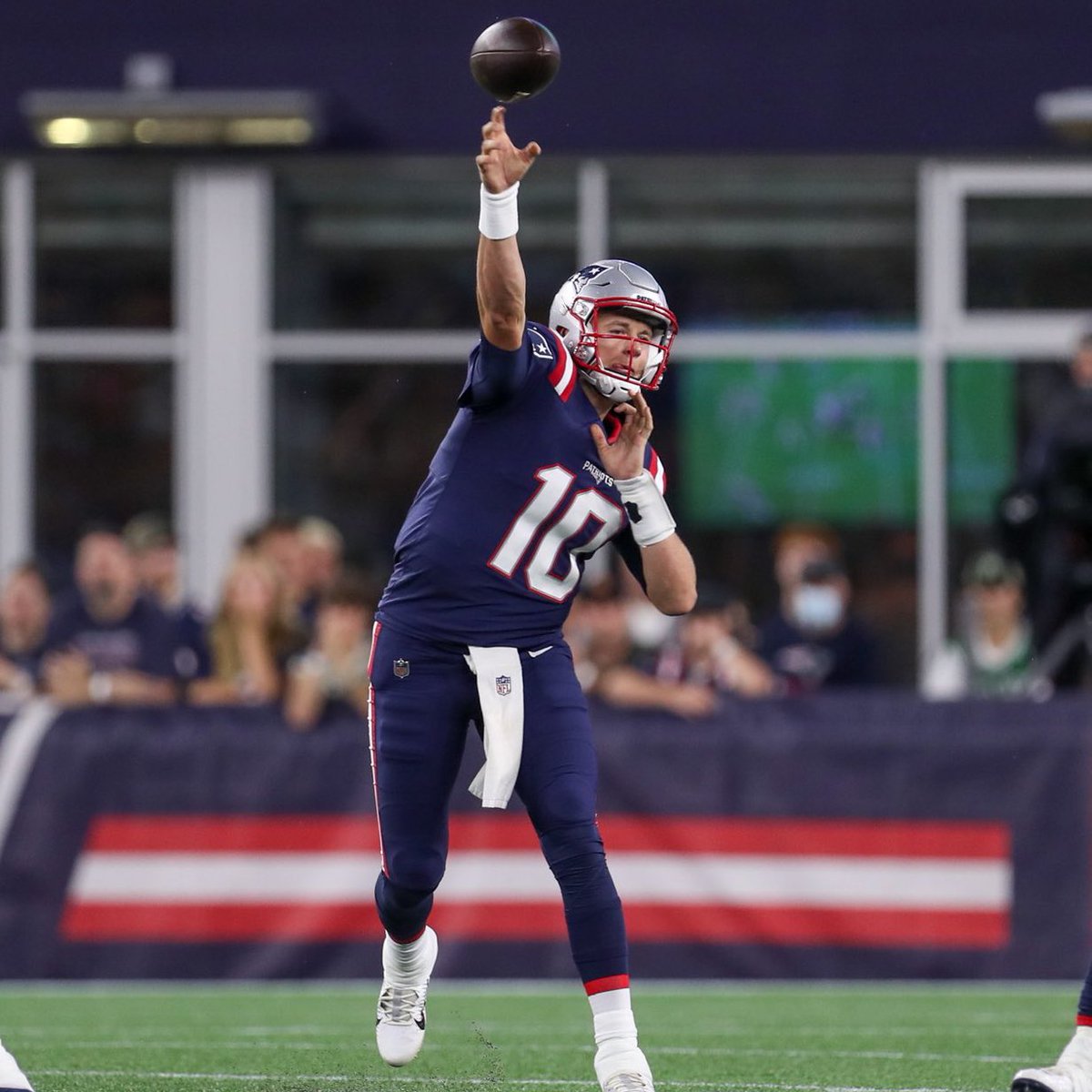 PFF's tweet photo. Highest graded QB targeting zone coverage:

🎯 Mac Jones - 91.3

🎯 Russell Wilson - 90.1
🎯 Tom Brady - 90.0 https://t.co/6XZtirLrnC