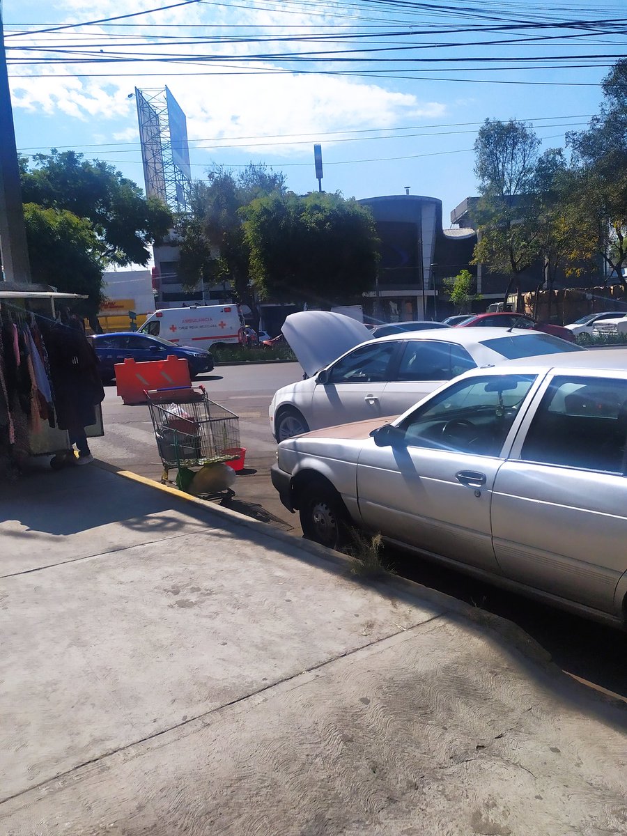 BerGuSa's tweet photo. @OVIALCDMX Vehículo que siempre se estaciona con el cofre abierto en doble fila y obstruye paso peatonal
Calle Norte 79 b y calzada camarones alcaldía Azcapotzalco https://t.co/UNNyadmPxd