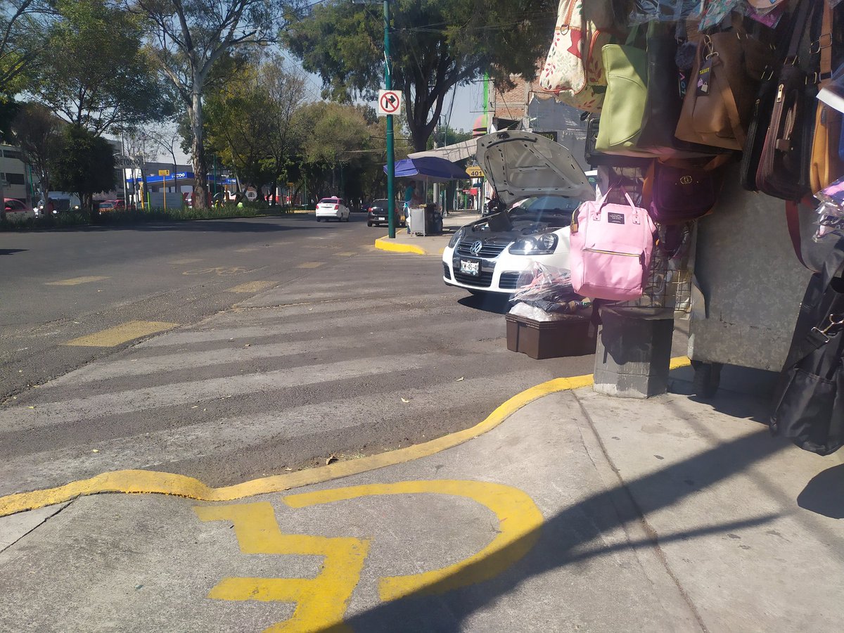 BerGuSa's tweet photo. @OVIALCDMX Vehículo que siempre se estaciona con el cofre abierto en doble fila y obstruye paso peatonal
Calle Norte 79 b y calzada camarones alcaldía Azcapotzalco https://t.co/UNNyadmPxd
