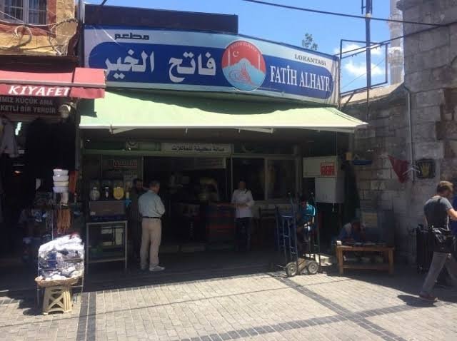 yukselhos's tweet photo. Haftasonu Fatih'e gittim. Vatan ve millet caddeleri çevresinde Türk yoktu. Sanki maymunlar cehennemi filmi gibi bir distopya. Filistin yemekleri, Şam ticaret, Halep sofrası. Afrikalı, Somalili, Afganlı. Ben ist.üniversitesinde iken tüm o binalarda şehirli arkadaşlarım yaşardı.
⬇️ https://t.co/vj1FRORE0U