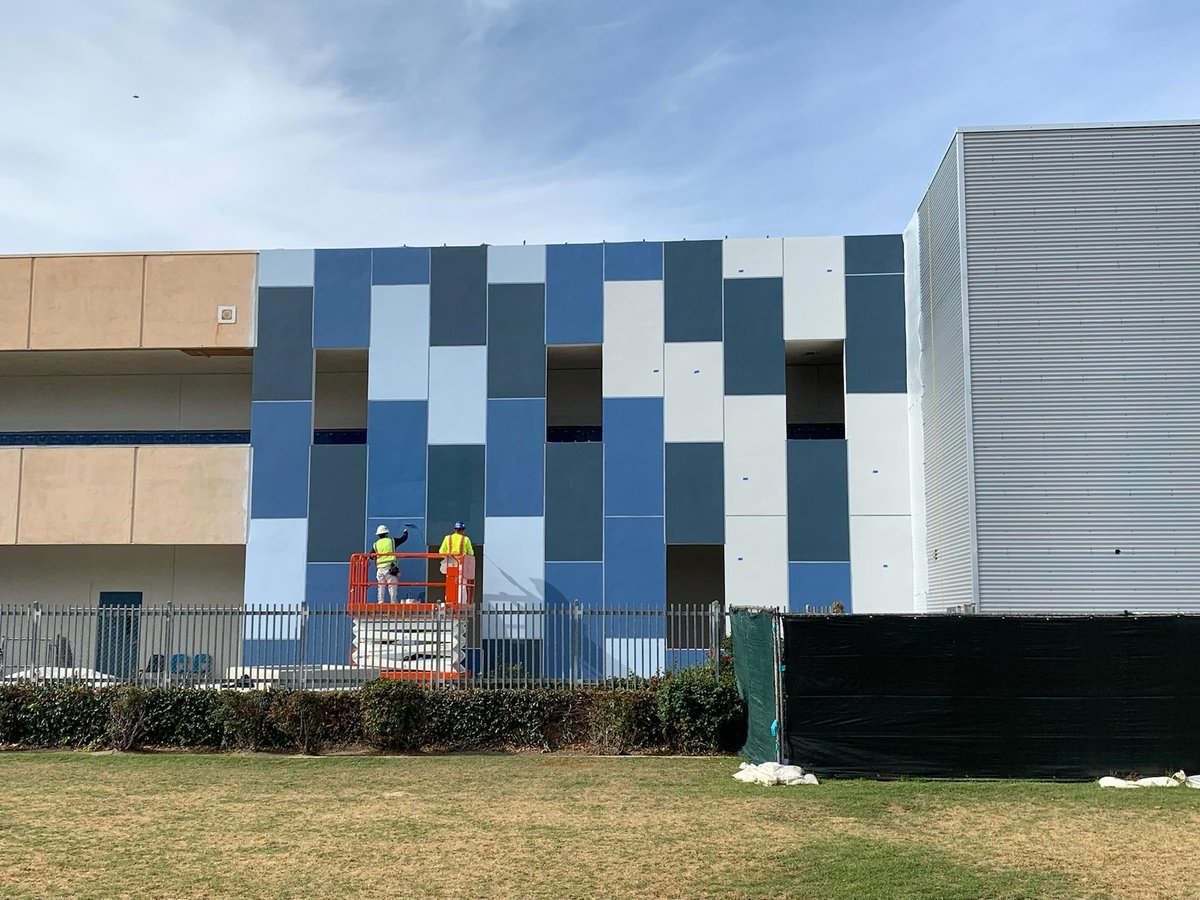 MI_CVUSD's tweet photo. A little paint and a lot of light go a very long way for the exterior modernization at @LCMSleopards It's beginning to look like a brand new school! We're excited at the progress. #MeasureI https://t.co/K88qvqmYMO