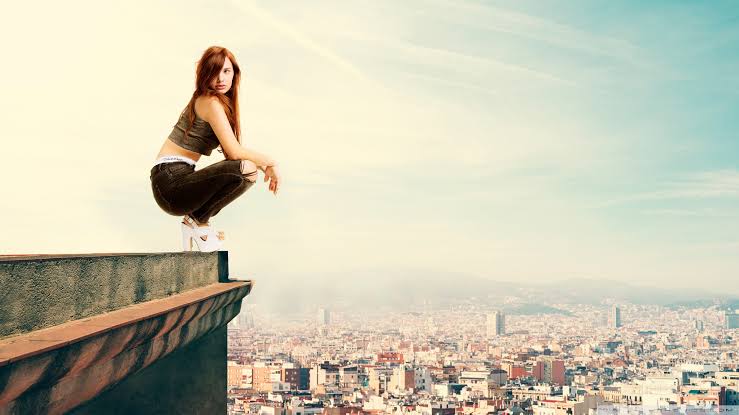 Человек стоит над городом. Девушка на крыше. Девушка сидит на крыше. Фотосессия на крыше.