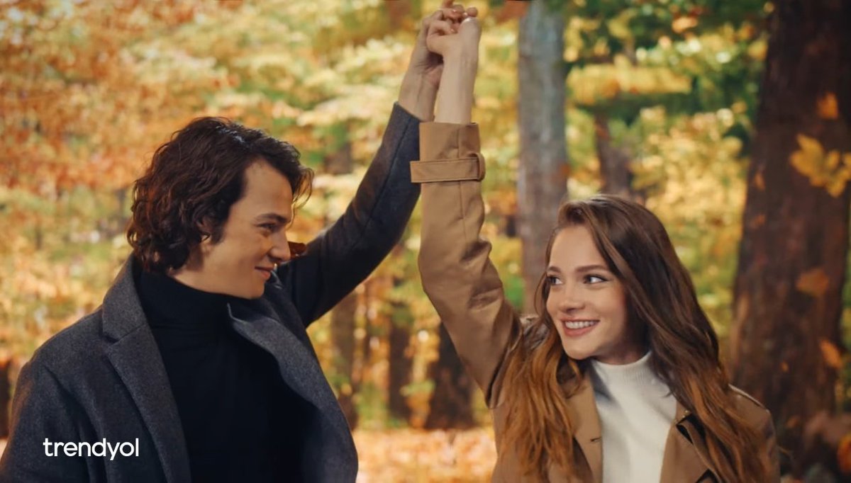 PainterMirage's tweet photo. Çok özlemişim sizi direk bu sahne aklima geldi 🍁
#MirayDaner #MertYazıcıoğlu #MahCih https://t.co/Oq8aIHd7RU