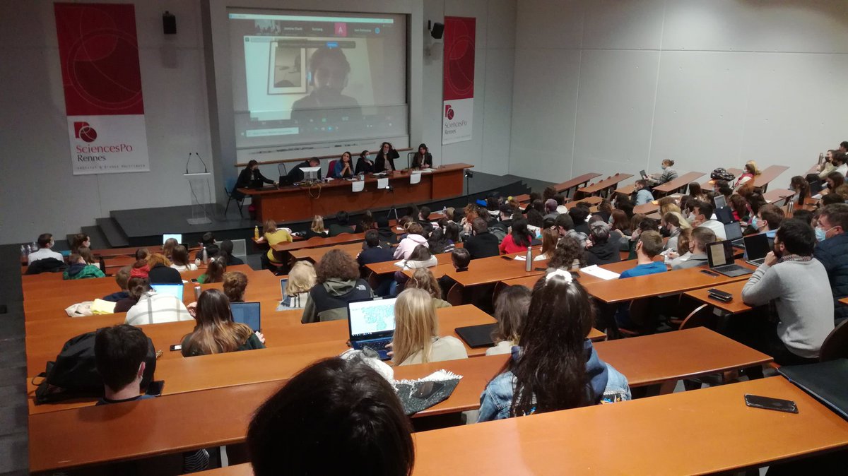 SylvainErnault's tweet photo. Plus de 120 étudiants assistent ce soir à la table ronde sur l'indépendance des médias, à Sciences Po #Rennes. Une lueur d'espoir, dans un contexte de concentration inédite et mortifère pour l'exercice d'un journalisme libre et donc de la démocratie. Défendons le pluralisme ! ✊ https://t.co/CYiCkWHjYa