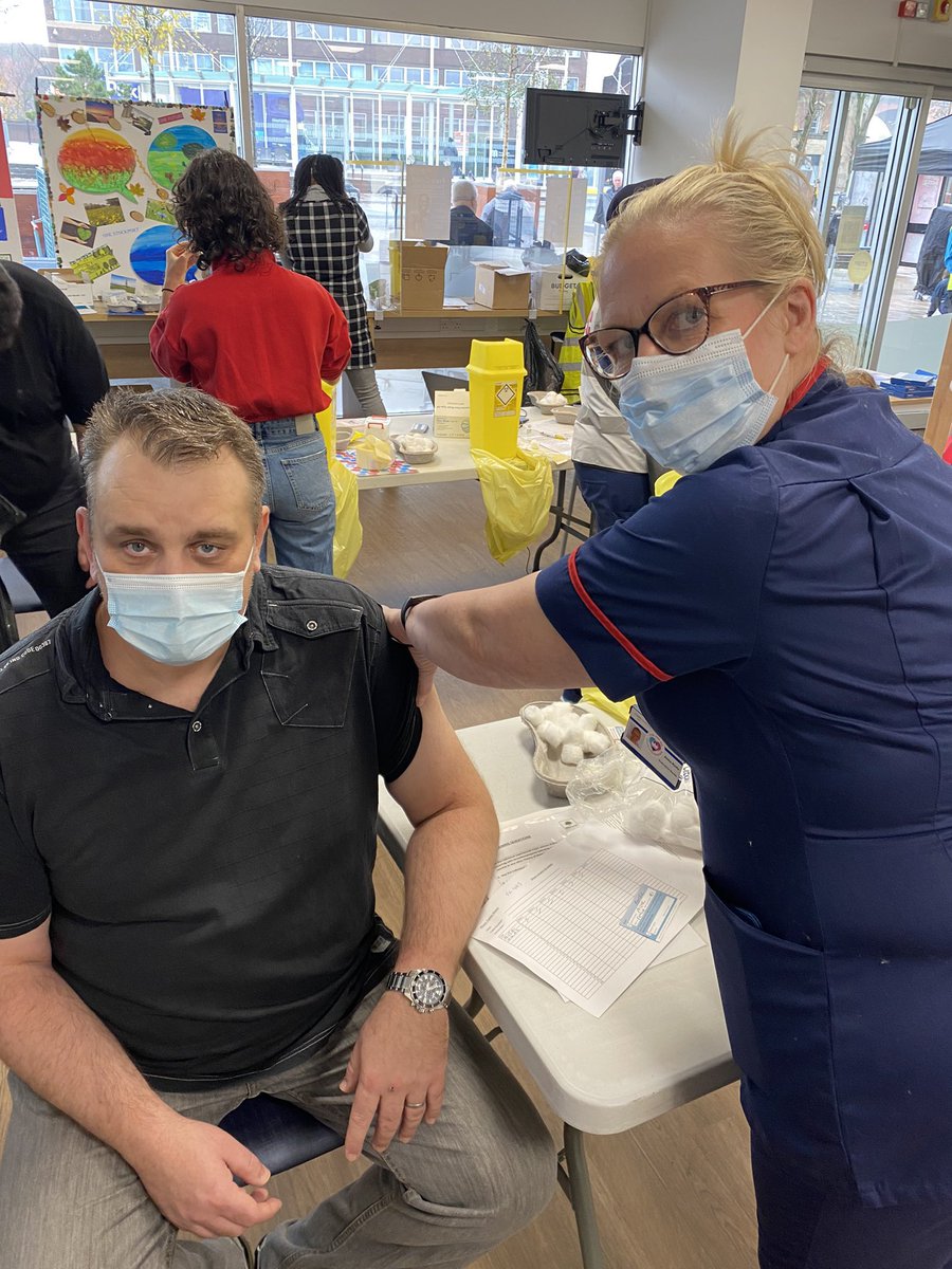 AnitaRolfe's tweet photo. ⭐️Team Stockport⭐️
We’re really proud that we’ve passed the ⭐️⭐️⭐️half a million vaccines ⭐️⭐️⭐️⭐️ given before our first anniversary of the programme starting Dec 2020. Massive thanks to everyone who has been involved, #totalteamwork @StockportMBC @NHSStockportCCG @StockportNHS https://t.co/zSdog5Cp7e