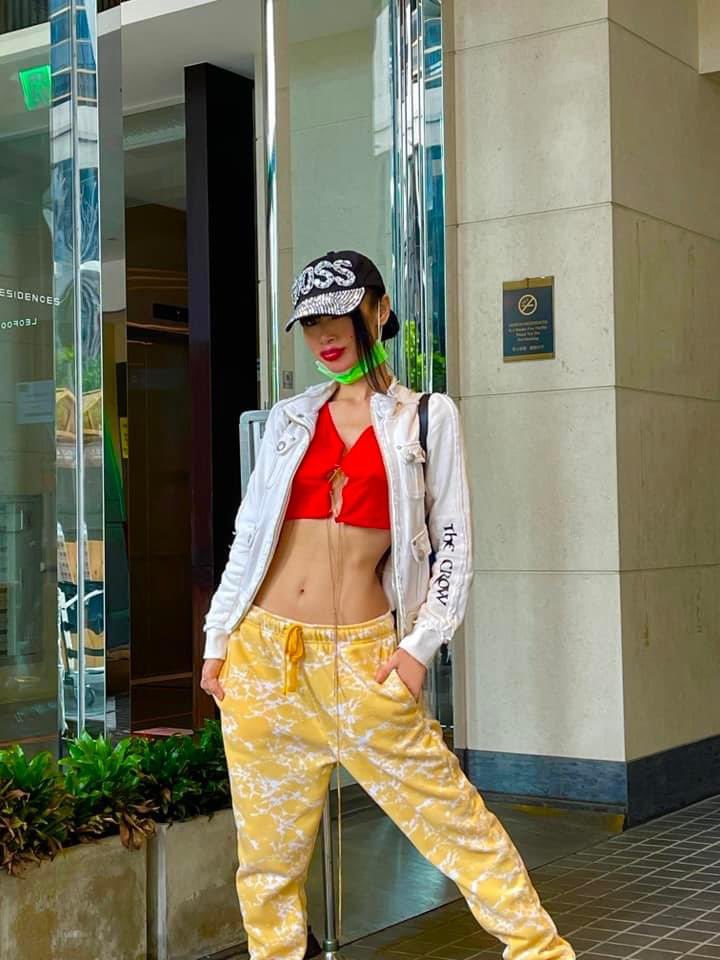 RealBaiLing's tweet photo. This was how I breathing my new freedom of life, how I got outof my #14daysquarantine today,  10pics@hope you like my #outofquarantine style today. Bright colors, Imtrying to bright my mood2 https://t.co/ovDll0rddn #bailing #bailingmovie #白灵 #白灵电影 #goldenhorse #abs #小蛮腰 https://t.co/8g9ObQyupb