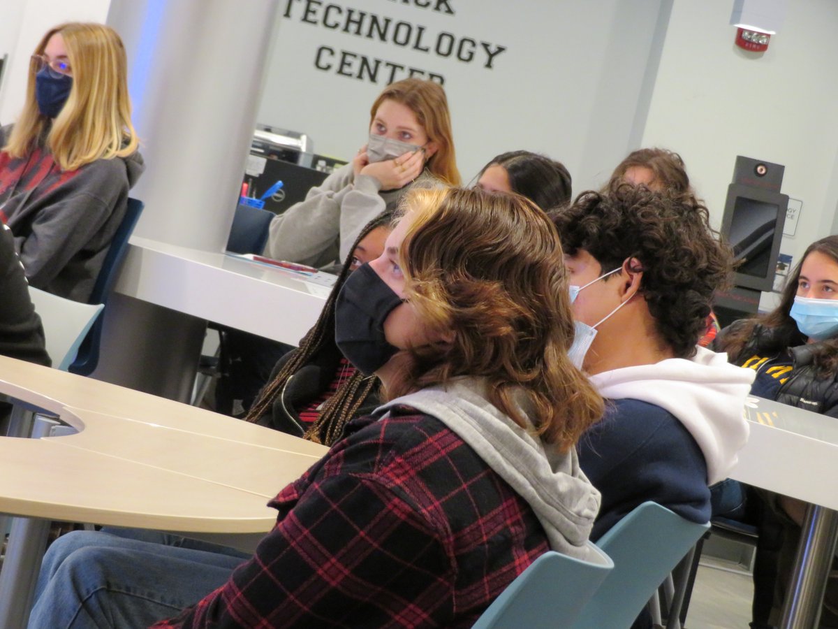 Nyack_Schools's tweet photo. An insightful conversation on #government, #politics and the importance of taking part in the voting process between Assemblyman Mike Lawler and our #NyackHS juniors and seniors this morning in the GLC. #NyackSchools https://t.co/YVRDQNOCIf
