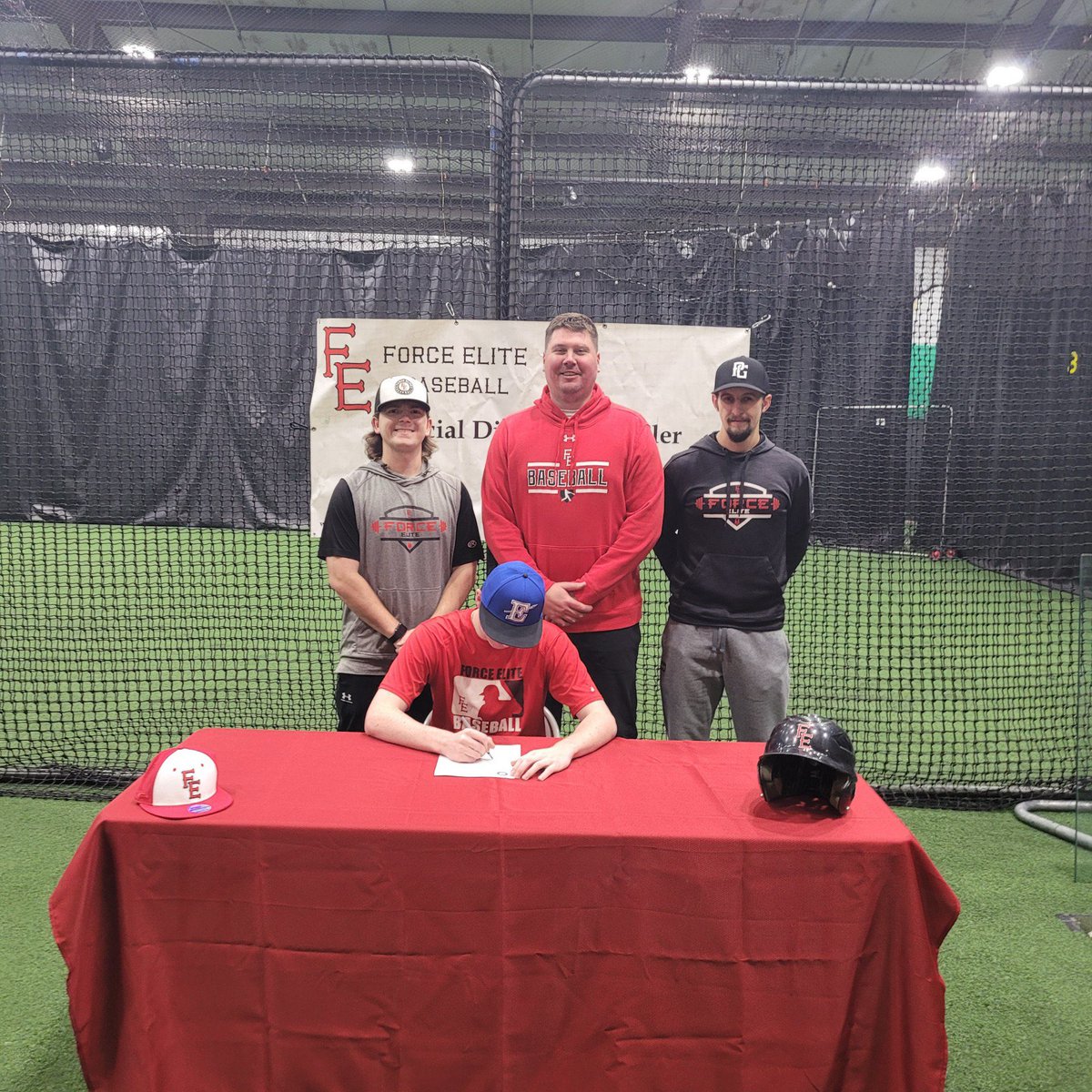 FE_Baseball's tweet photo. We want to congratulate @DrewPiaskowy12 for his commitment to Elgin Community College! Drew is a heck of a competitor and we know he will continue to grow and work hard in order to keep it that way! We look forward to seeing what he can do at the next level.
#FEbaseball #Commit https://t.co/fvSAb00NSA
