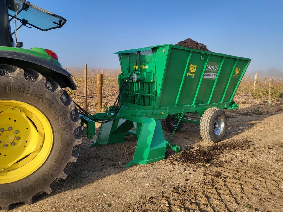 RemolquesHG's tweet photo. Ernesto Castaño, de #SAMVI, nos ha enviado estas fotos de uno de nuestros esparcidores de #leñosos modelo Galaxy 4 T2 y estamos encantados de compartirlas.
Aplicar estiércol en #viñedos #RiberaDelDuero con las preciosas vistas del #castillo de #Peñafiel, no tiene precio.
#Gracias https://t.co/O4HmASClIQ