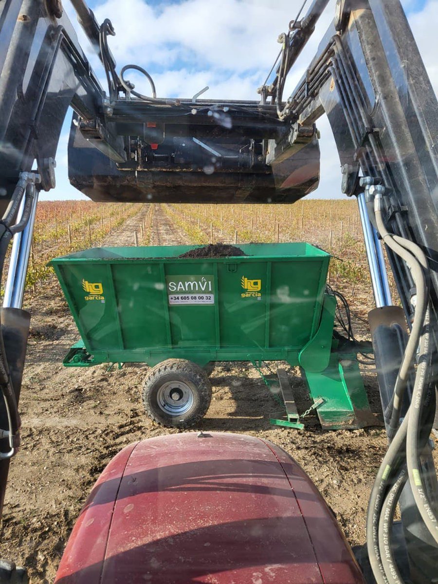 RemolquesHG's tweet photo. Ernesto Castaño, de #SAMVI, nos ha enviado estas fotos de uno de nuestros esparcidores de #leñosos modelo Galaxy 4 T2 y estamos encantados de compartirlas.
Aplicar estiércol en #viñedos #RiberaDelDuero con las preciosas vistas del #castillo de #Peñafiel, no tiene precio.
#Gracias https://t.co/O4HmASClIQ