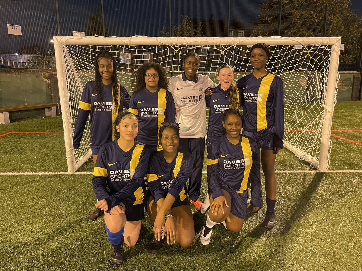 ChobhamacadPE's tweet photo. Our @chobhamacademy u15s played really well in their first match of the year, a friendly against Forest Gate Community School with a victorious 8-6 win. Both schools played phenomenally and shout out to our Player of the Match: Debbie!! #girlsfootball https://t.co/YHzhmV16LR