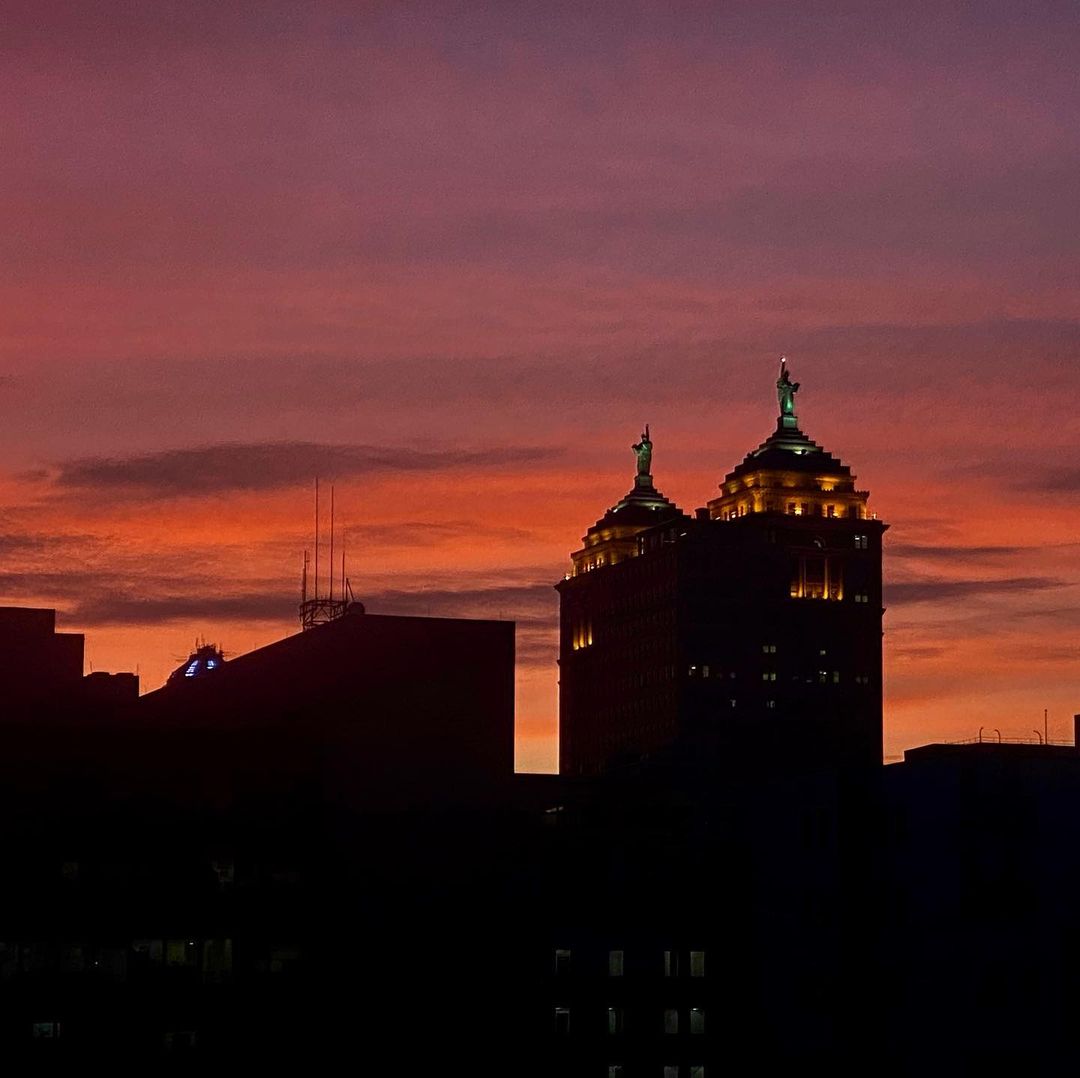 Come and join us! And let us see how the sun sets and seeing the two statues of Liberty. 

Instagram of <a href="/missbuffalove/">REALTOR Melissa Doerr</a>

📍 Buffalo, New York
-
Contact us 
📲 716-444-2064 
📧 hello@unLMTDteam.com

#LaurenMelber #ToddDanni #Envision #Photography #NewYork #Buffalo #travel